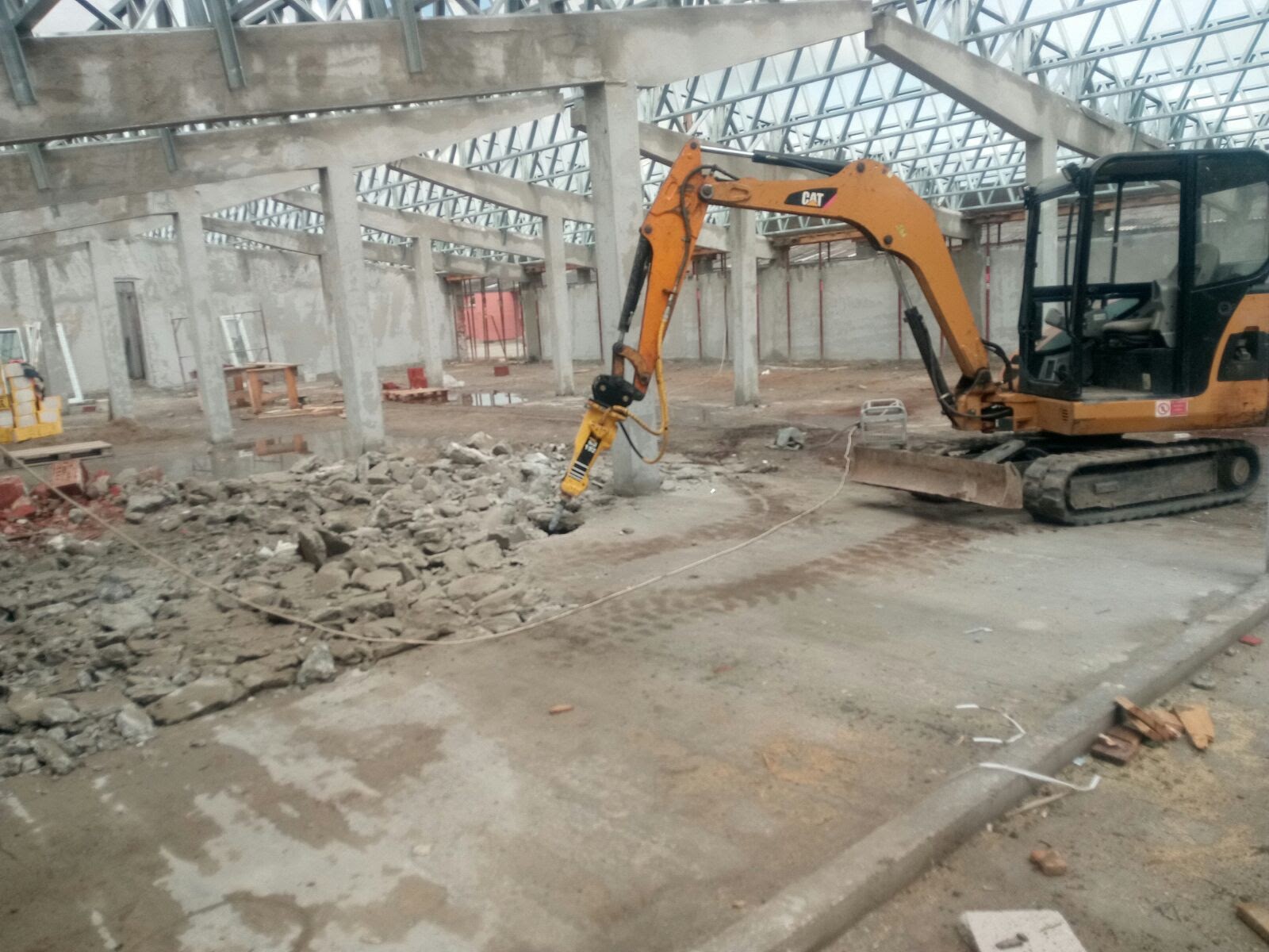Demolare prin piconare Str. Maramureșului Cluj — excavator cu picon pe șantier de demolare