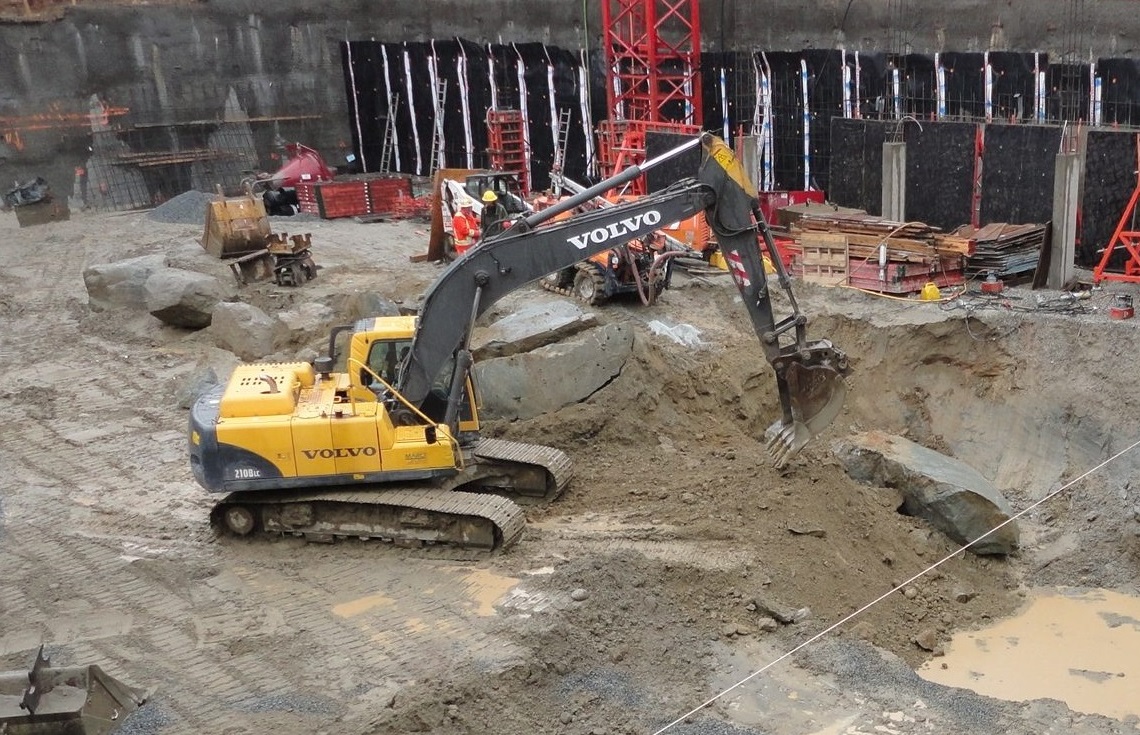 Excavație 9000mc clădire rezidențială zona centrală Cluj — excavator pe senile în groapă de fundație 8.5m adâncime