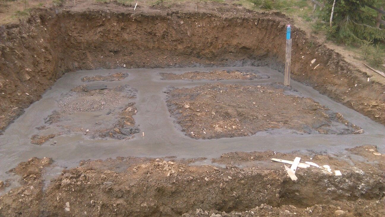 Excavație subsol cabană Ciflo Feleacu — săpătură în execuție pe teren în pantă