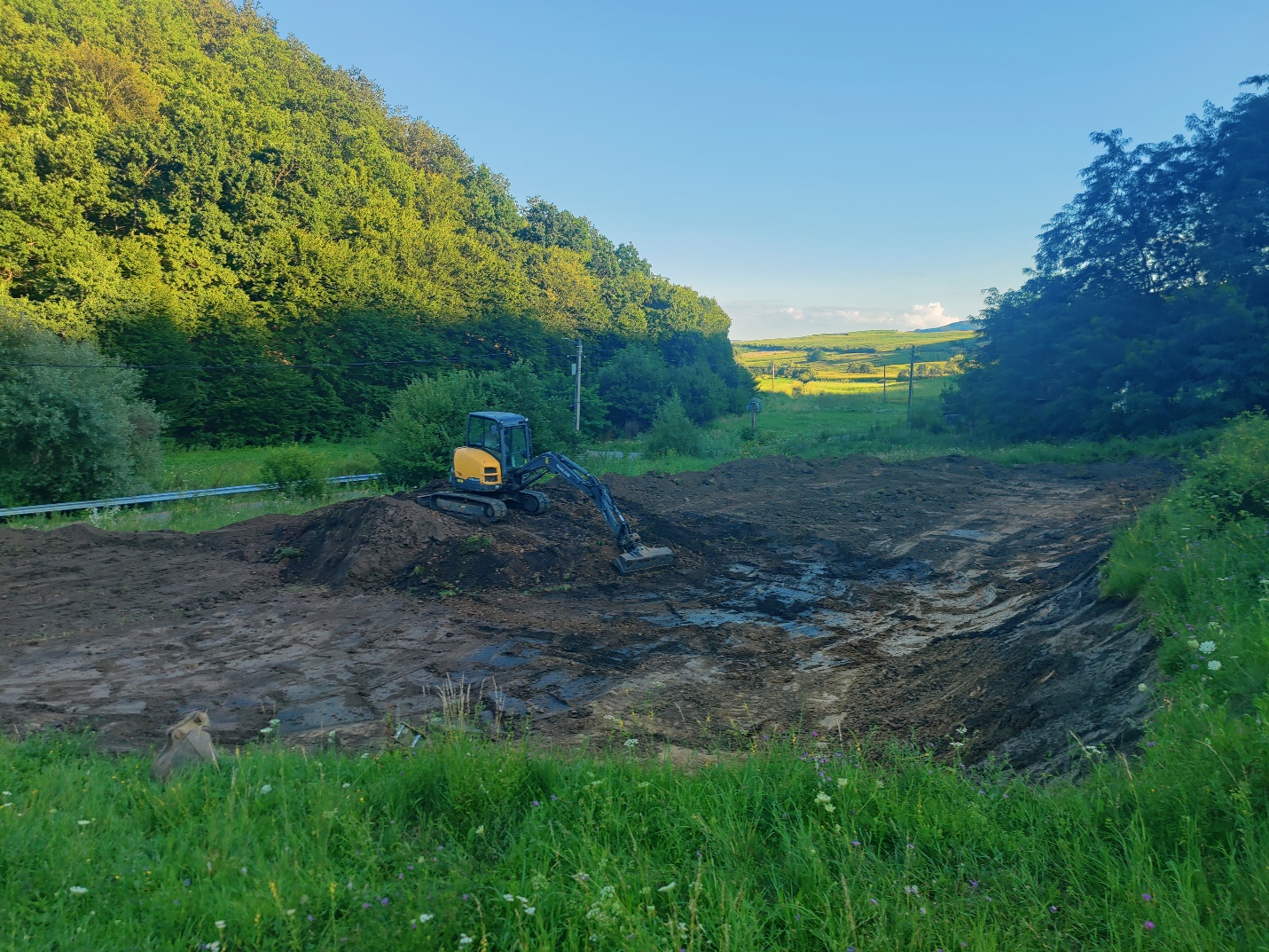 Terasamente în cascadă Dezmir Cluj — excavator și dumper pe teren terasat în trepte